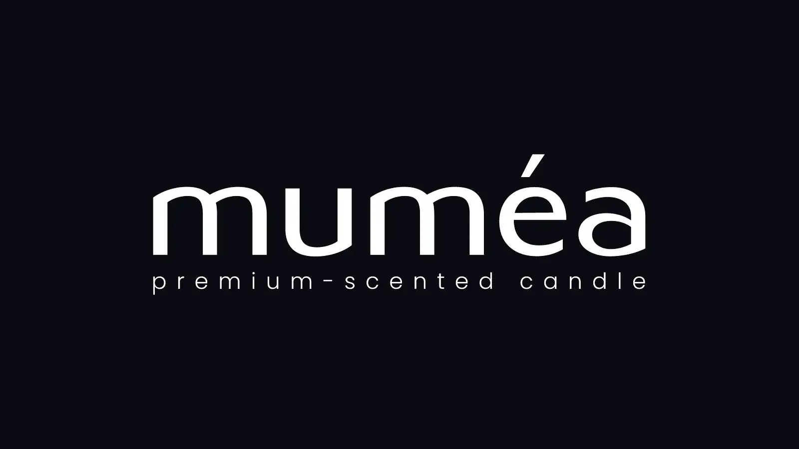 Muméa logo tasarımı: koyu zeminde beyaz, küçük harfli muméa wordmark’ı ve premium-scented candle alt satırı