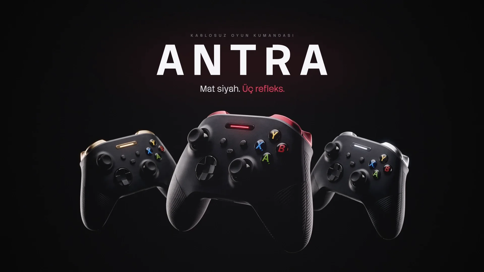 ANTRA Gamepad AI Film final kadrajında kırmızı, altın ve gümüş aksanlı üç oyun kumandası