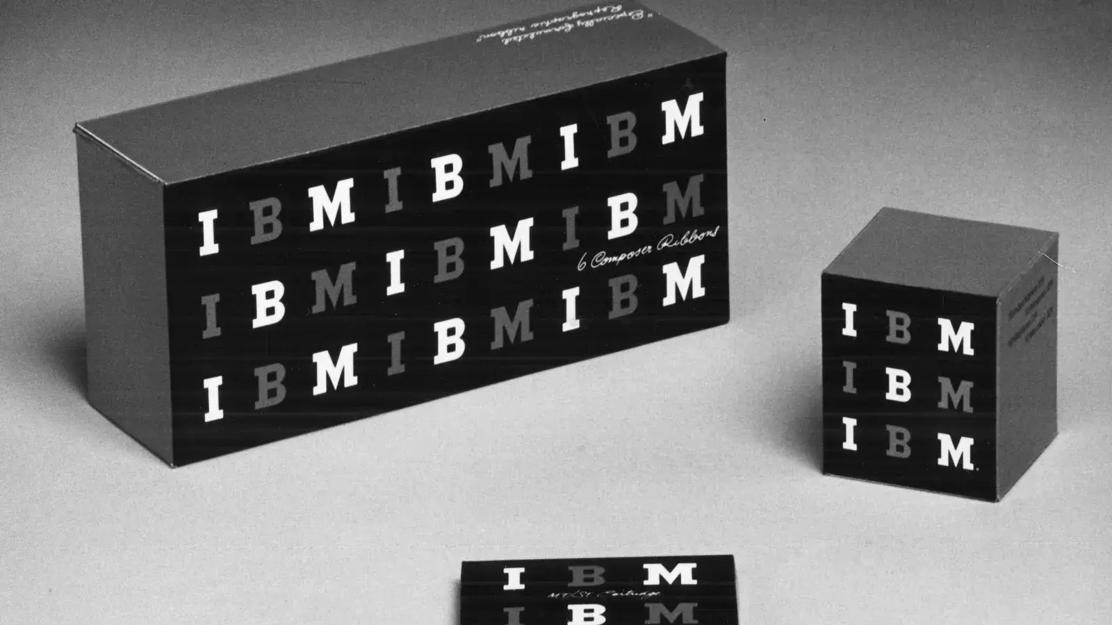 IBM’in kurumsal grafik dilini gösteren gerçek aksesuar ambalajları
