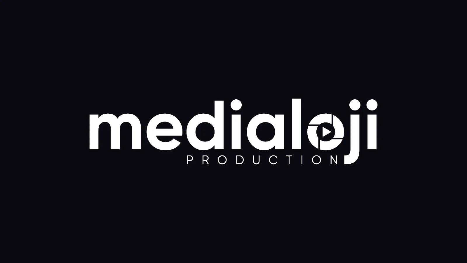 Medialoji Production logo tasarımı: koyu zeminde beyaz, o harfinde oynat simgesi bulunan medialoji wordmark’ı