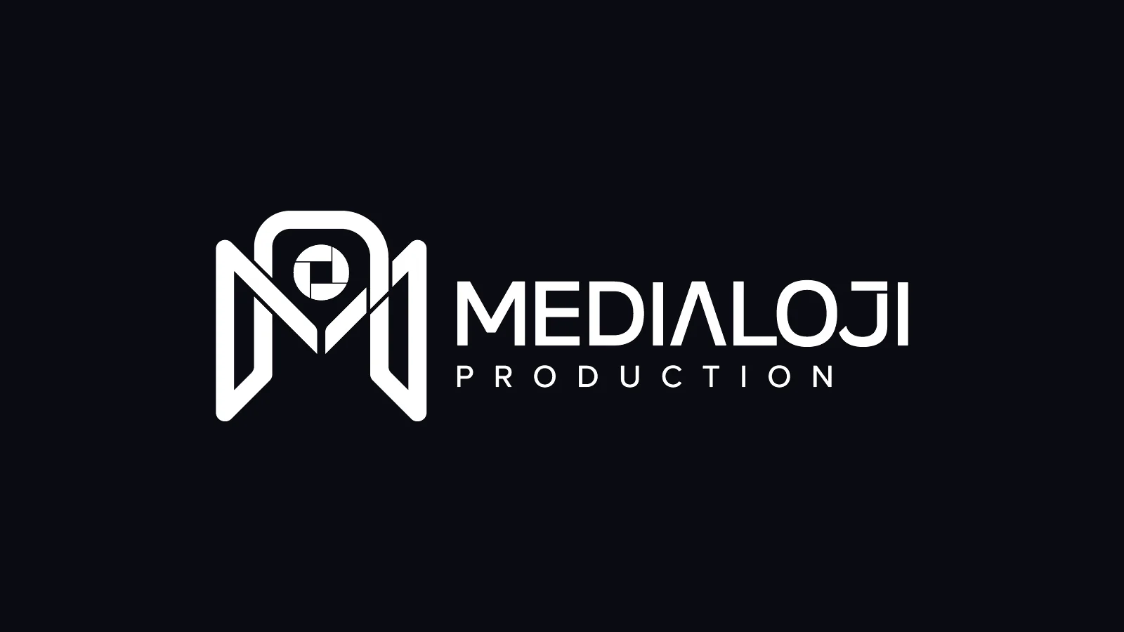 Medialoji Production logo tasarımı: koyu zeminde beyaz M monogramı ve MEDIALOJI PRODUCTION yazısı