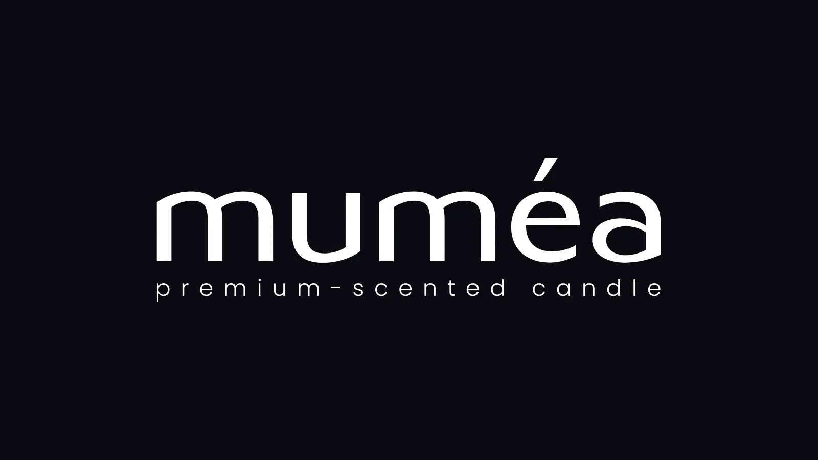 Muméa logo tasarımı: koyu zeminde beyaz, küçük harfli muméa wordmark’ı ve premium-scented candle alt satırı